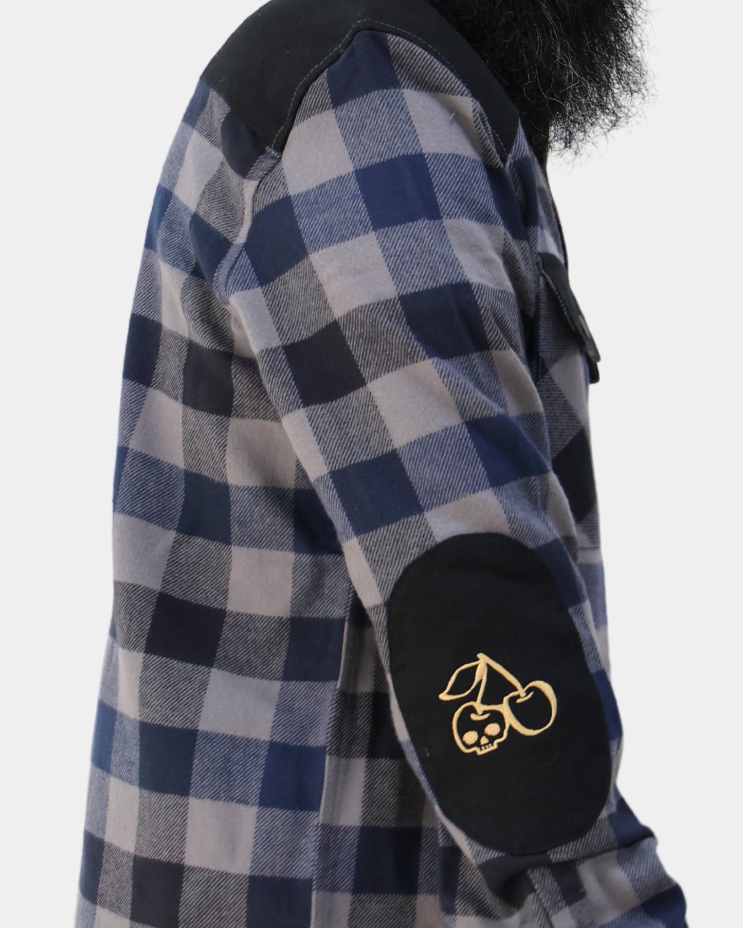 Detalle logo bordado Cherrycalavera Jeremy. Moda vegana